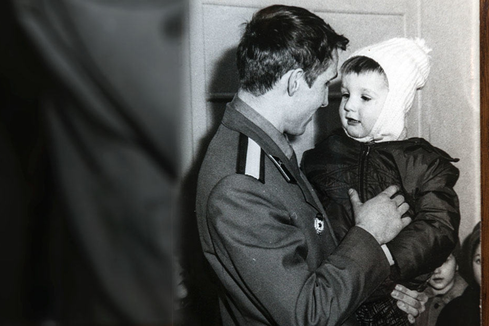 Valentin (damals 22) und Torsten (damals 1) zur Ehrung 1968. Danach riss der Kontakt ab.