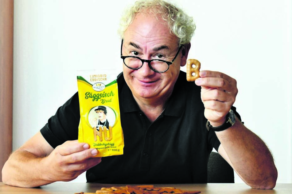 Kabarettist Tom Pauls (59) zeigt das neue "Säggsisch Brod", das im Backunternehmen "Dr. Quendt" in limitierter Tüte produziert wird.