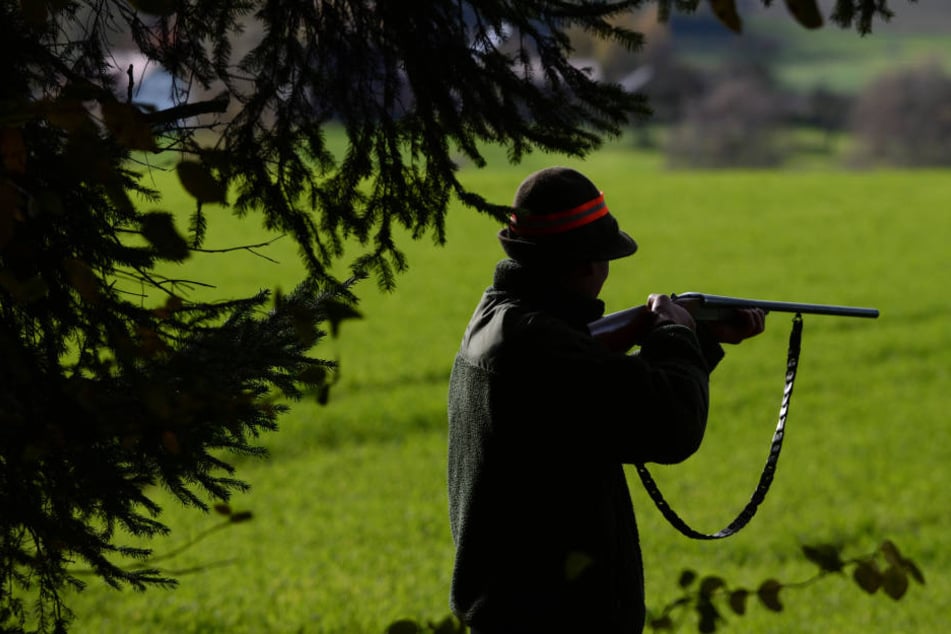 Der Jäger musste von einem Notarzt versorgt werden. (Symbolbild)