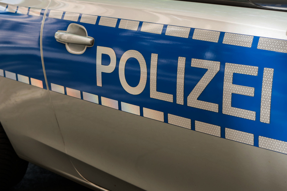 Die Polizisten stiegen aus, um die Personalien des Mannes festzustellen, als er begann sie zu schlagen. (Symbolbild)