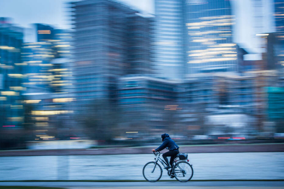 Ein Fahrradfahrer fährt durch die Stadt. (Symbolbild)