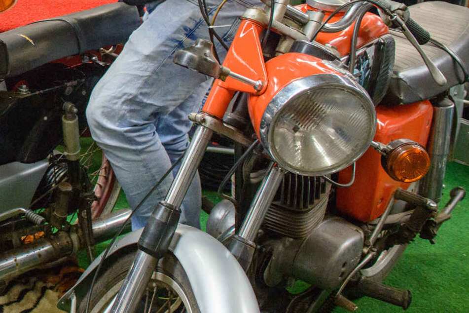 Bei Schweißarbeiten an einem Oldtimer-Moped haben ein Vater und sein Sohn eine Garage in Brand gesetzt. (Symbolbild)
