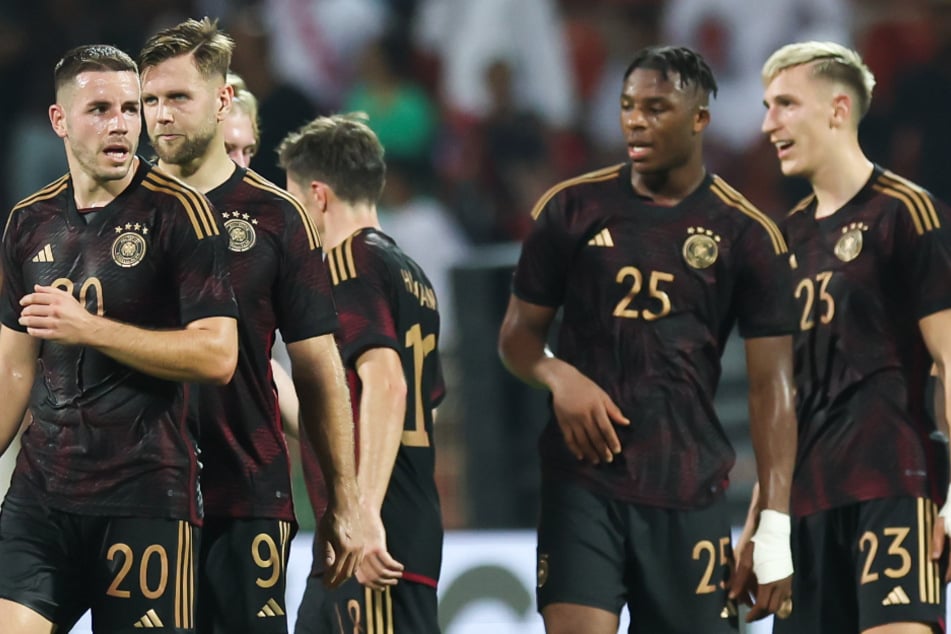 Armel Bella-Kotchap (23, 2.v.r.) hat bisher zwei Länderspiele für die deutsche Nationalmannschaft bestritten. Läuft er künftig für den HSV auf? (Archivfoto)