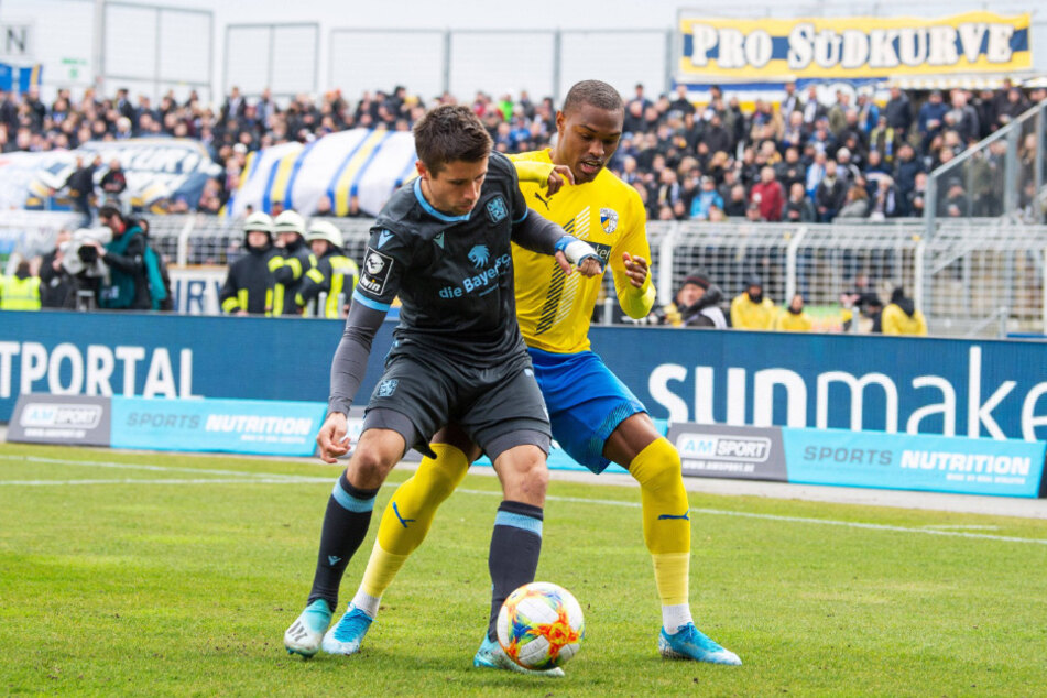 Stefan Lex vom 1860 München (l.) mit Joy Lance Mickels im Zweikampf.