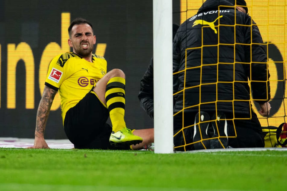 Nicht schon wieder! Der gerade erst wieder genesene BVB-Stürmer Paco Alcacer musste kurz vor der Halbzeit verletzt ausgewechselt werden.