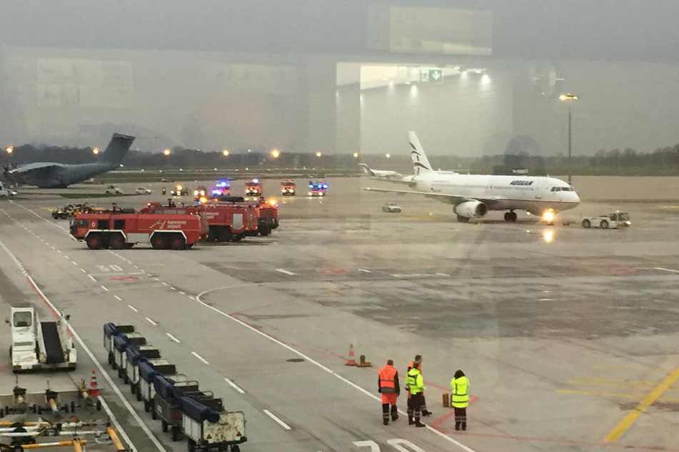 Blick auf das Vorfeld auf dem Flughafen. Ein Auto hatte ein Tor im Süden des Flughafens durchbrochen und war auf das Vorfeld gefahren.