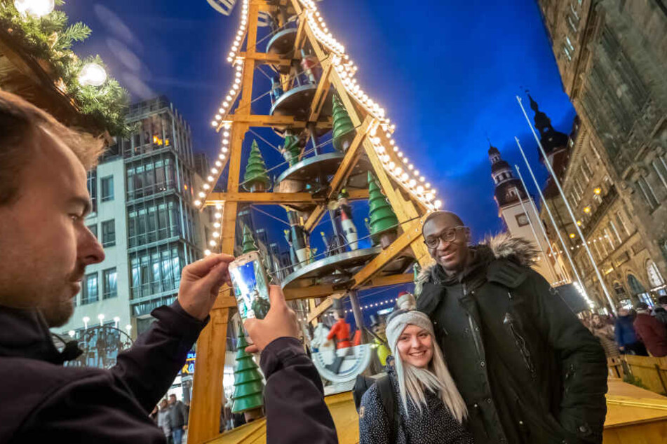 Klar, dass Tarsis Bonga bei seinem Bummel über den Weihnachtsmarkt von CFC-Fans erkannt und so manches Foto geschossen wurde.