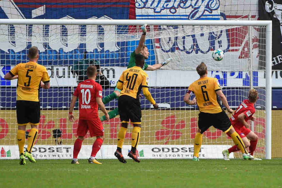 Der Moment, in dem der Freistoß von Niklas Kreuzer im gegnerischen Tor einschlägt.