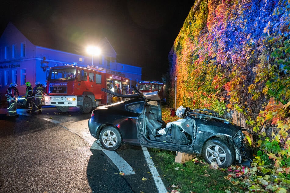 Die Einsatzkräfte mussten den Hyundai-Fahrer (25) aus seinem Fahrzeug schneiden. Dennoch kam für den jungen Mann jede Hilfe zu spät.