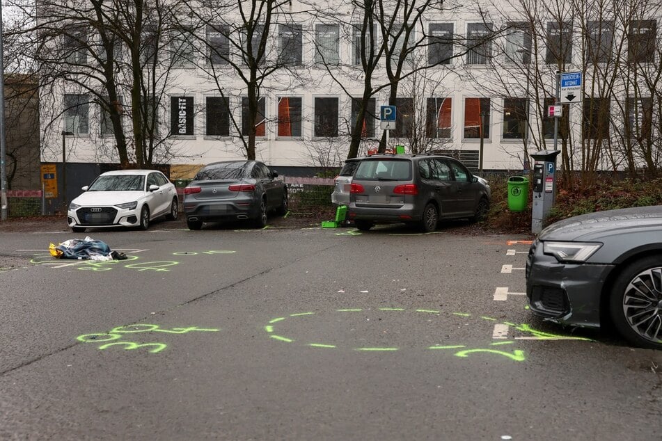 Ein Verkehrsunfall-Aufnahmeteam sichert die Spuren am Unfallort.