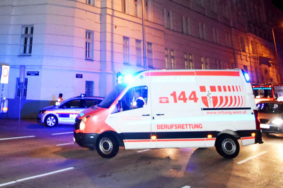 Paul (6) rief den Rettungsdienst, nachdem sich seine Mutter vor Schmerzen krümmte (Symbolbild).