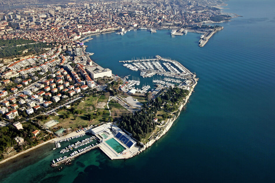 Im Hafen von Split ist ein Ausflugsschiff gesunken.