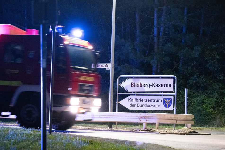 Spezialeinheiten der Feuerwehr untersuchten in der Nacht einen Trinkwasserbehälter der Stadt in der Nähe der Bleiberg-Kaserne in Mechernich.