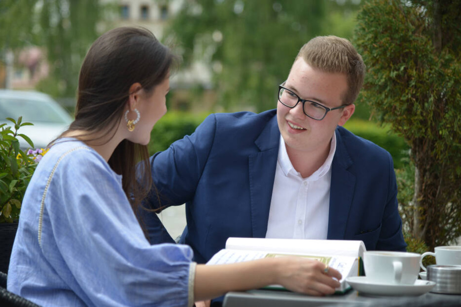 Reporterin Isabel Möller (22) im Gespräch mit Stadtrats-Kandidat Marvin Müller (18, CDU).