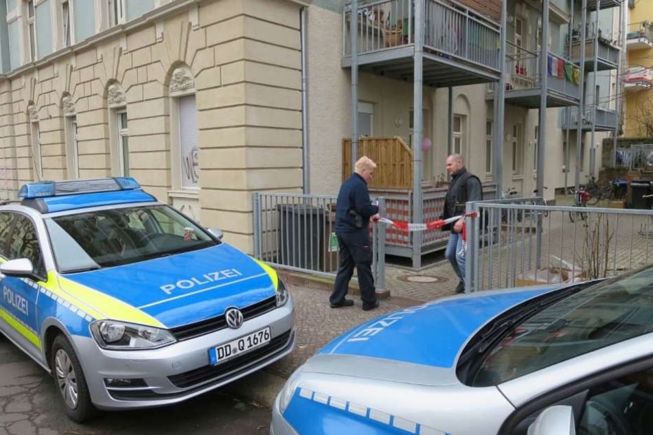 Die kriminaltechnischen Arbeiten in einem Wohnhaus an der William-Zipperer-Straße gehen am Dienstag weiter. 