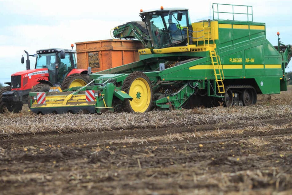 Das Erntegerät löste sich plötzlich von dem Traktor. (Symbolbild)