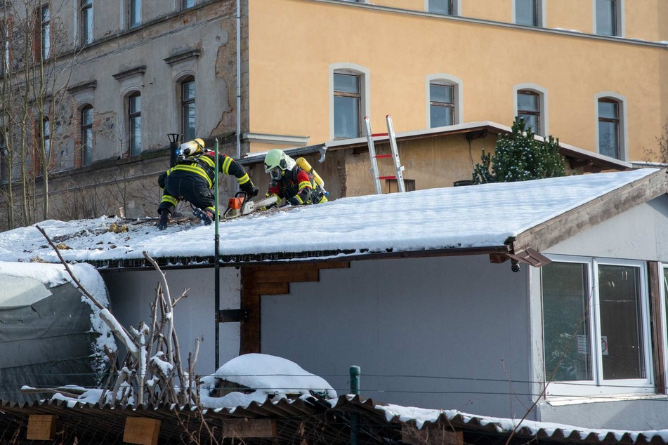 In Pethau erhitzte sich das Dach einer Gartenlaube, es kam zur Qualmbildung. Die Feuerwehr konnte verhindern, dass Flammen ausbrachen.