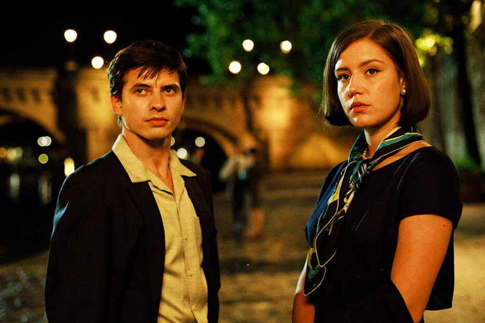 Rudolf Nurejew (Oleg Ivenko) lernt die bildschöne Clara Saint (r., Adèle Exarchopoulos) in Paris kennen.