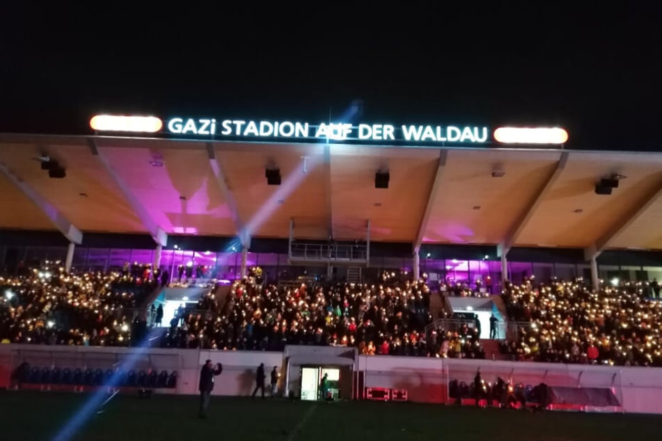 Die Stimmung im Gazi-Stadion auf der Waldau war festlich.