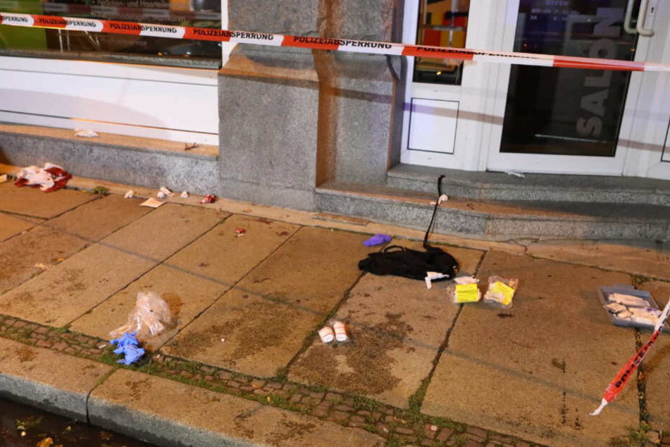 Zwei Personen erlitten Schnittverletzungen.