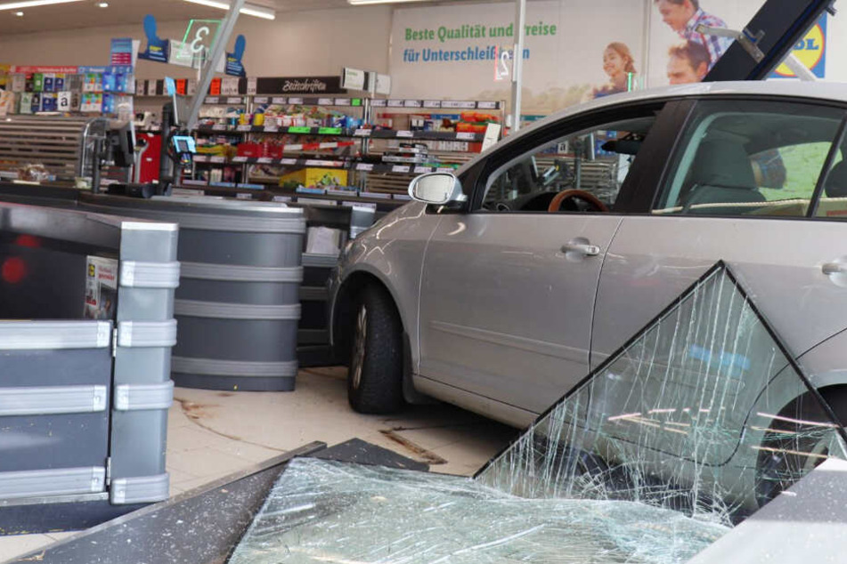 Der VW Golf der Seniorin kam erst nach einem Zusammenstoß mit mehreren Kassen zum Stehen.