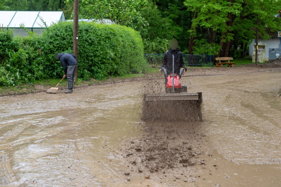 Drecksarbeit nach der Schlammlawine!