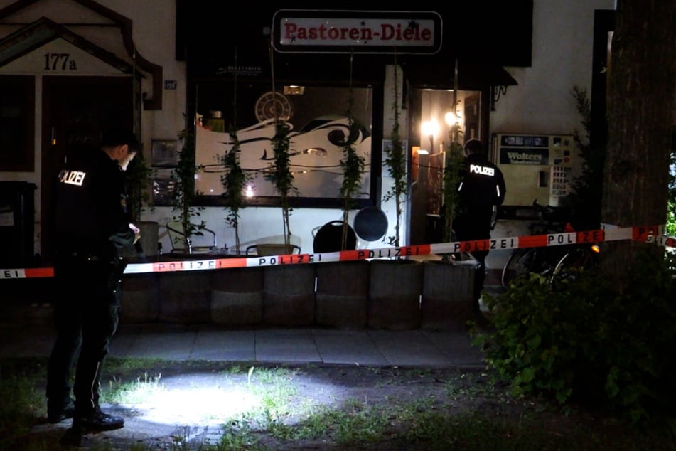 In Bremen ist ein 28-Jähriger am Mittwochabend durch Schüsse schwer verletzt worden. Der Täter ist auf der Flucht.