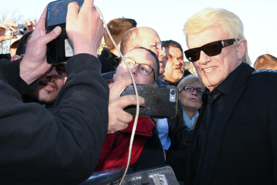 Im Blitzlicht-Gewitter: Heino bei der Gala zur Einweihung der Hall of Fame des deutschen Fußballs im Deutschen Fußballmuseum.
