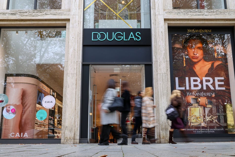 Die Parfümeriekette Douglas lässt am Samstag deutschlandweit sicherheitshalber zwölf Filialen geschlossen.