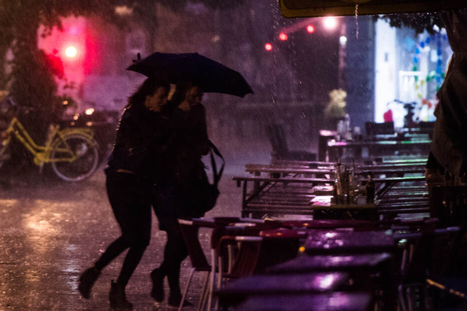 Zwei Frauen laufen durch Platzregen in Hamburg. Darauf solltet Ihr Euch in den kommenden Tagen einstellen. (Archivbild)