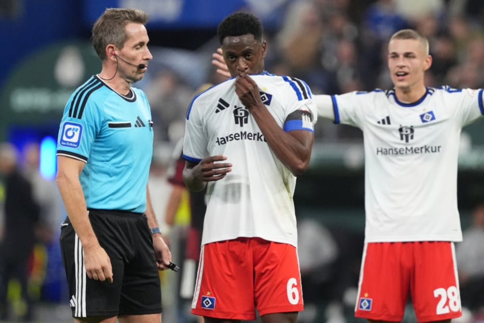 Referee Tobias Stieler (45, l.) sorgte mit seinen Entscheidungen für Unmut bei den HSV-Profis.