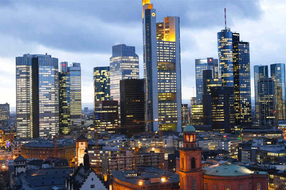 Neben den Bankentürmen gehören bald auch Luxus-Wohntürme zur Frankfurter Skyline (Archivbild).