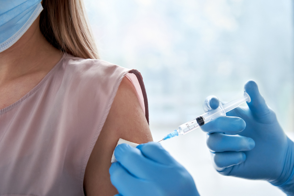 Die sächsische Impfkommission (SIKO) empfiehlt eine Auffrischungsimpfung ab zwölf Jahren. (Symbolbild)