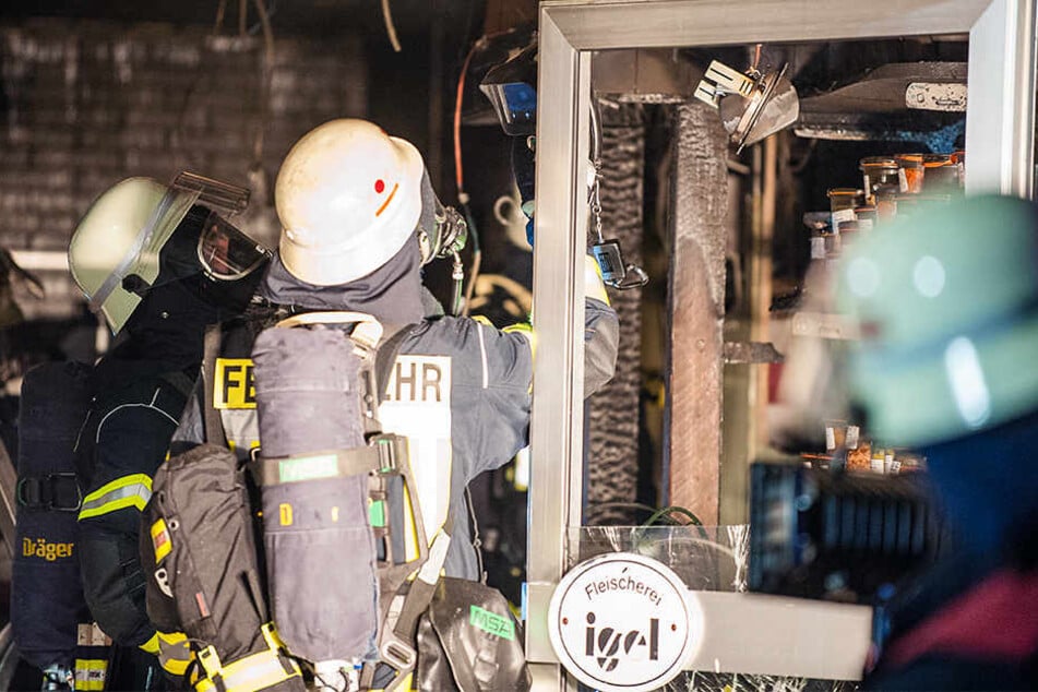 Mit Atemschutzmasken gingen die Feuerwehrleute ins Geschäft.