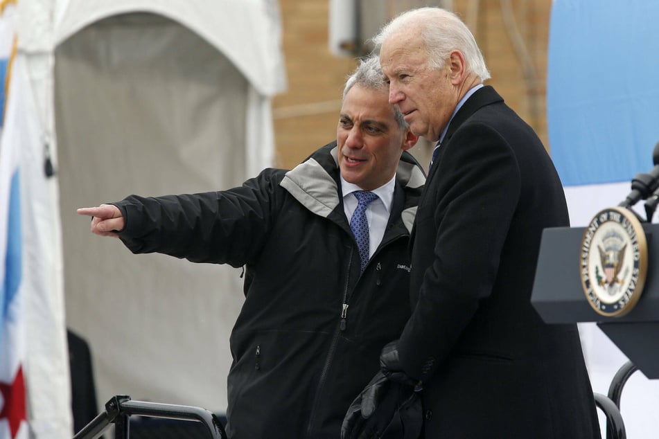 Then-Vice President Joe Biden (r.) and then-Chicago Mayor Rahm Emanuel talk in the Windy City in 2013 (archive image).