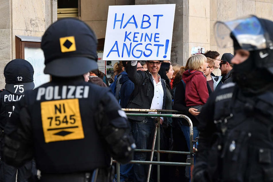 Ein Gegendemonstrant hält am Rande einer Wahlkampfveranstaltung der AfD ein Schild mit der Aufschrift "Habt keine Angst!" in der Hand.