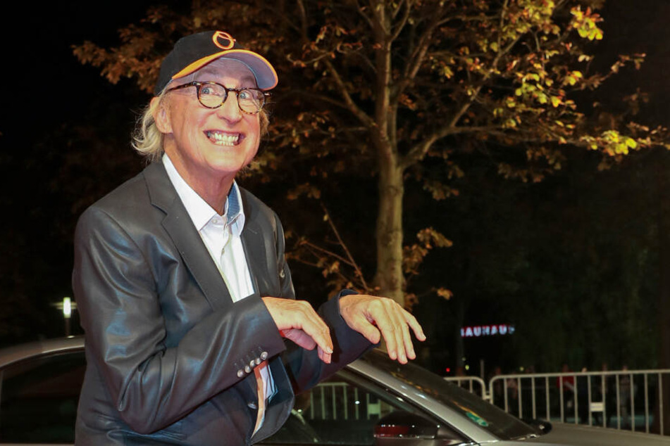 Komiker Otto Waalkes zeigt seine typische Haltung.
