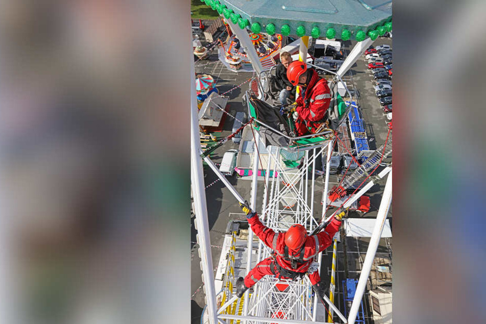 In 30 Meter Höhe wurde eine Person aus ihrer Gondel befreit.