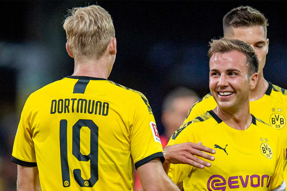 Noch bei annehmbaren Witterungsverhältnissen jubeln der Neu-Dortmunder Julian Brandt (links) und Mario Götze.