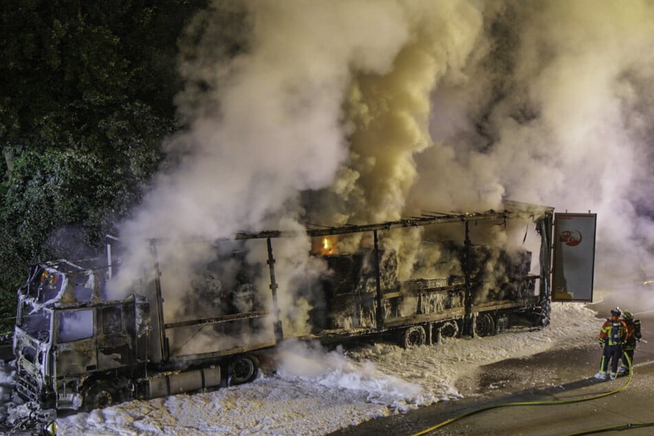 Ein mit Holz beladener Lastwagen ist in Brand geraten.