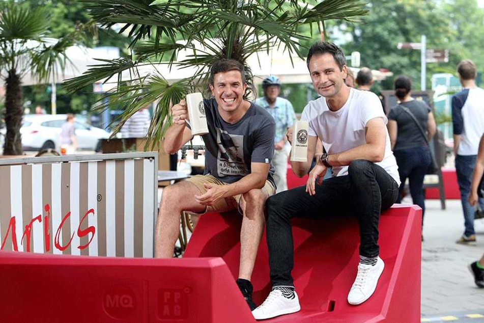 Organisator Sven Hertwig (47) und Henrik Bonesky (39, l.) gemeinsam auf der Kneipenmeile. Der Gastronom sorgt weiter für Public Viewing im Henrics und am Uferstrand.