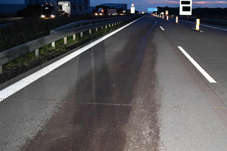 Unfall A9: Gegen Warnbaken gekracht und weitergefahren: Kilometerlange Dieselspur auf A9