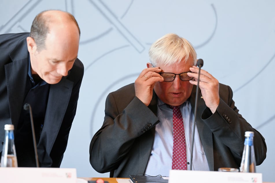 Karl-Josef Laumann (68, CDU, r.), Gesundheitsminister von NRW, stellt zusammen mit Medizinhistoriker Heiner Fangerau (52) während einer Pressekonferenz im Landtag eine Studie zum missbräuchlichen Einsatz von Medikamenten bei Minderjährigen vor.