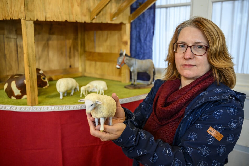 Pfarrerin Friederike Meinhold (44) zeigt, was von der Krippe noch übrig ist: Lediglich die Tiere ließen die Langfinger zurück.