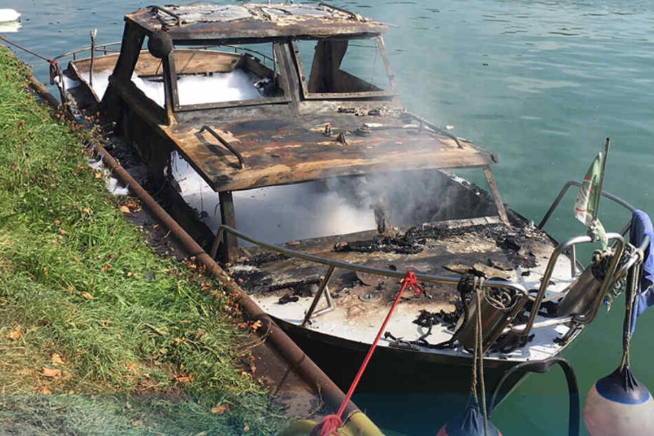 Die Explosion zerstörte das Sportboot komplett.