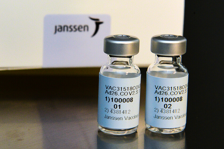 Zwei Ampullen mit dem Corona-Impfstoffes Janssen des amerikanischen Pharmazie- und Konsumgüterhersteller Johnson &amp; Johnson.