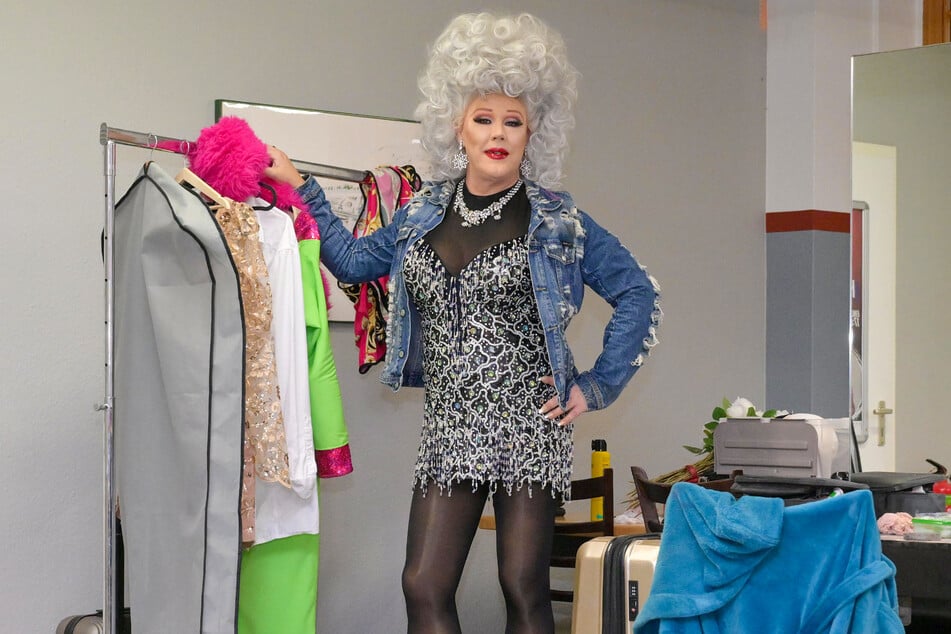 Travestie-Star Elke Winter in der Garderobe des Alberthafens.