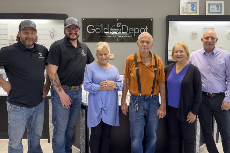 Das Team von "Titan Plumbing" konnte mithilfe einer Spa-Mitarbeiterin die Besitzerin des gefundenen Rings ausfindig machen.