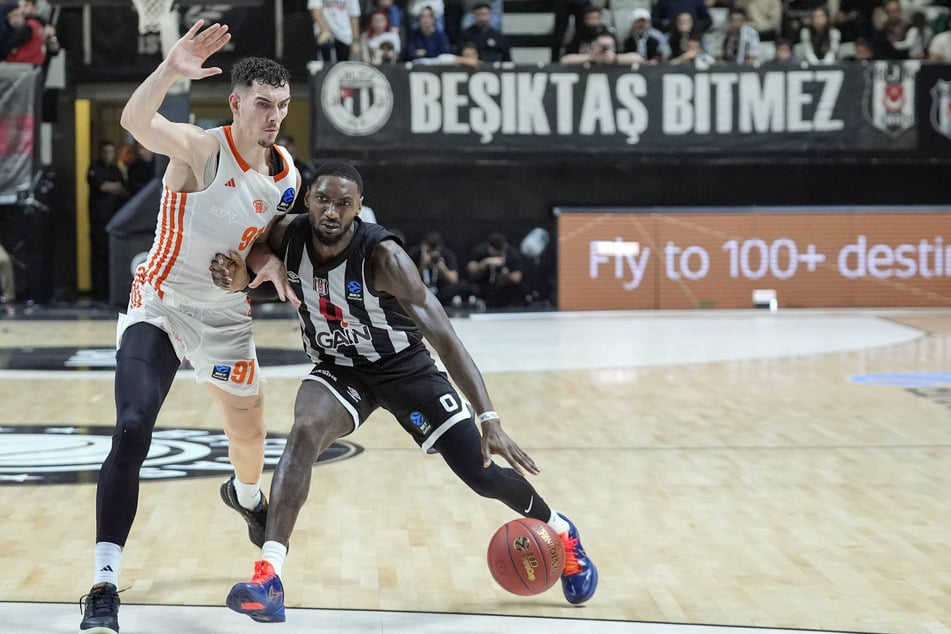 Istanbuls Jonah Mathews (27, r.) versucht hier im Hinspiel am Chemnitzer Yordan Minchev (27) vorbeizugehen. Die Niners verloren damals knapp mit 88:93.