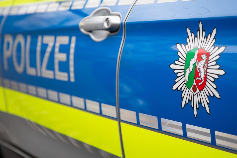 Die Polizei bittet Zeugen, die Hinweise auf den unbekannten Fahrer des Mercedes geben können, sich zu melden. (Symbolbild)